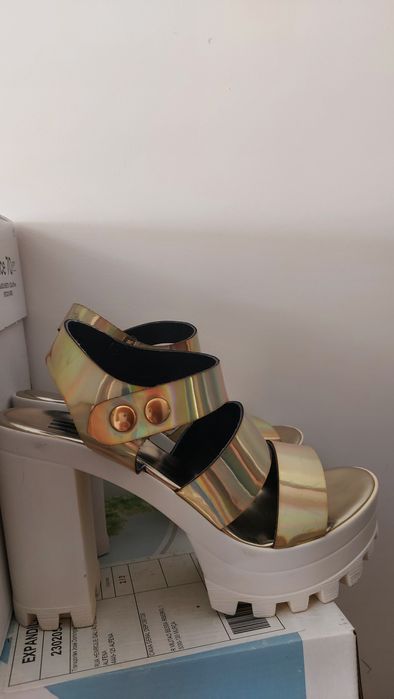 Sandálias douradas da IN SHOES