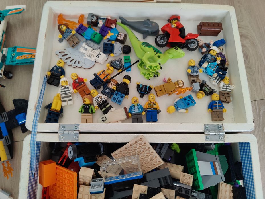 Pudło LEGO ,elementy ,części klocki luzem figurki auta