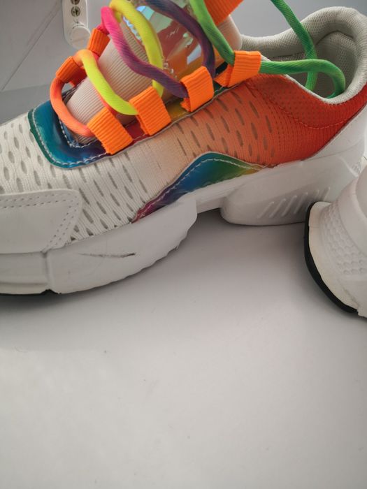 Яскраві кросівки для яскравої дівчини