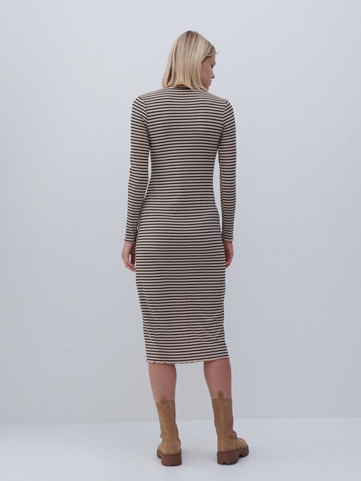 Długa sukienka RESERVED rozmiar S z Myszką Miki
Długa sukienka o dopas