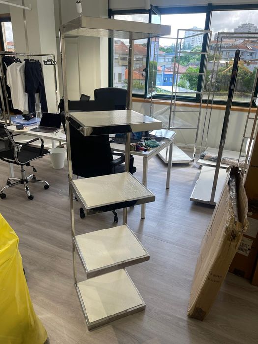 Estantes em inox ,com tampos em madeira