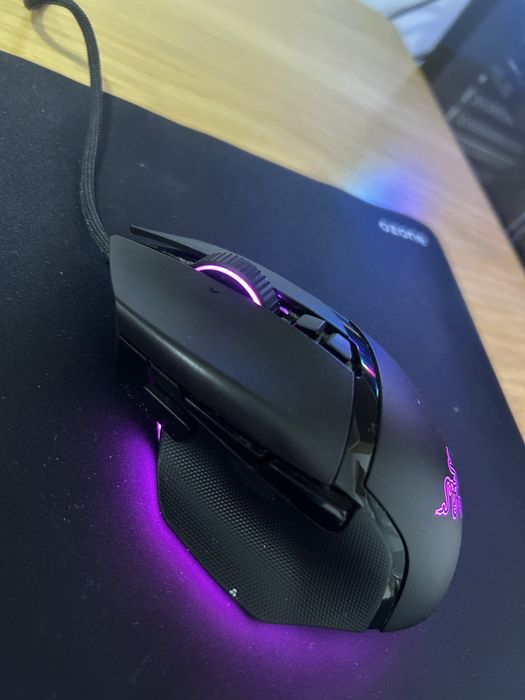 Mousepad novo da ozone com o rato da razer basilisk RGB com fio com pouca utiliadade e em perfeitas condicões