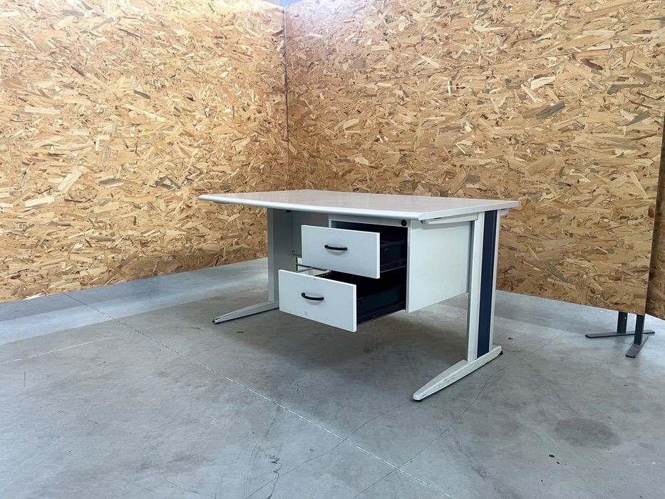 Secretárias e mobiliário de escritório