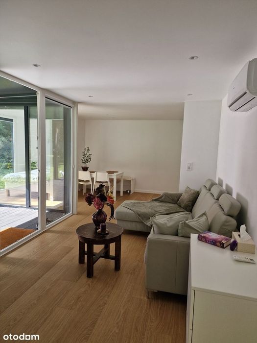 Dom nad dzikim jeziorem – 35 m² ciszy, lasu i szybkiego
internetu