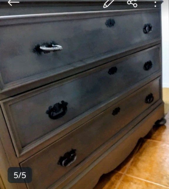 Cómoda antiga com pedra