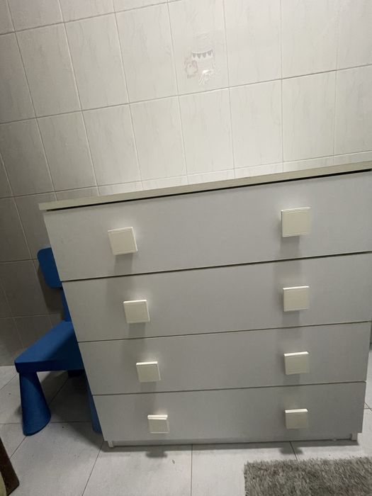 Cómoda de 4 gavetas