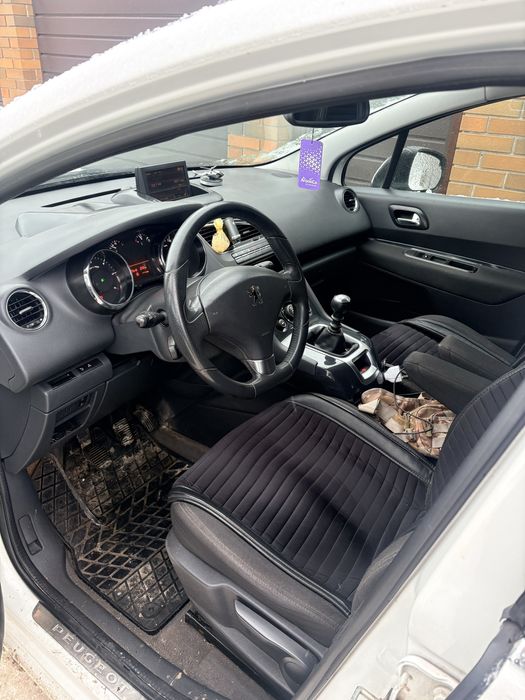 Peugeot 5008 2011 року