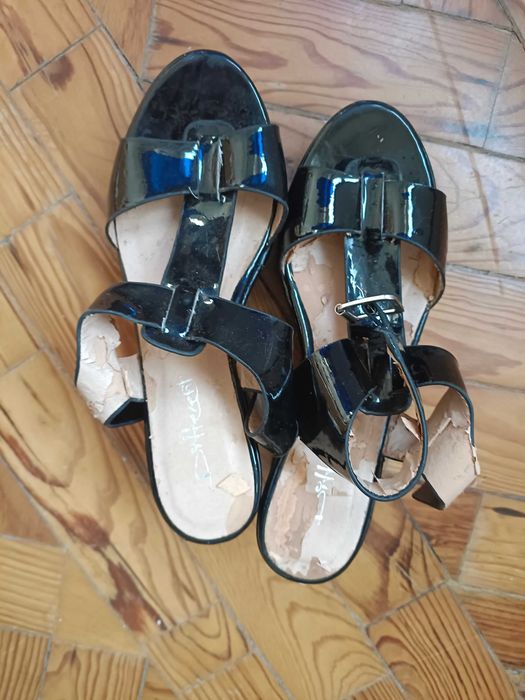 Sandálias verniz preto novas!