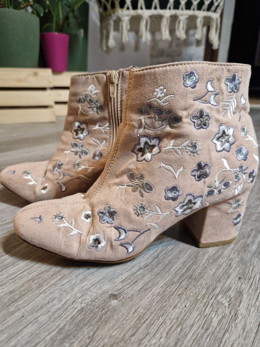 Botki Primark z haftami