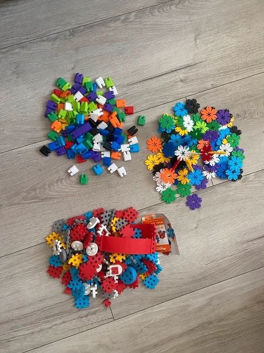 trzy zestawy klocków