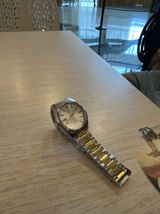 Relógio Casio prateado e dourado