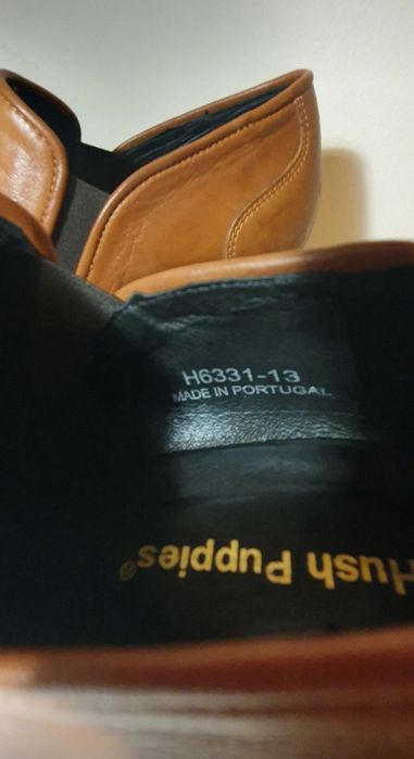 Sapato clássico em pele Hush Puppies em ótimo estado.