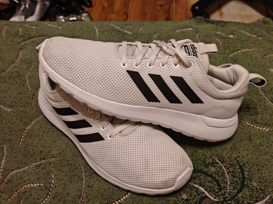 Кроссовки Adidas (оригинал) фирменные размер-43,5 стелька- 27,5-28см.