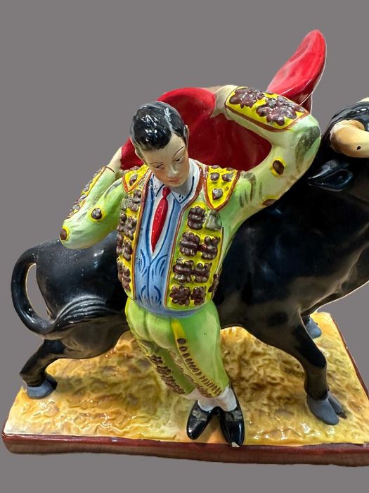 Estatueta antiga, touro e toureiro em barro