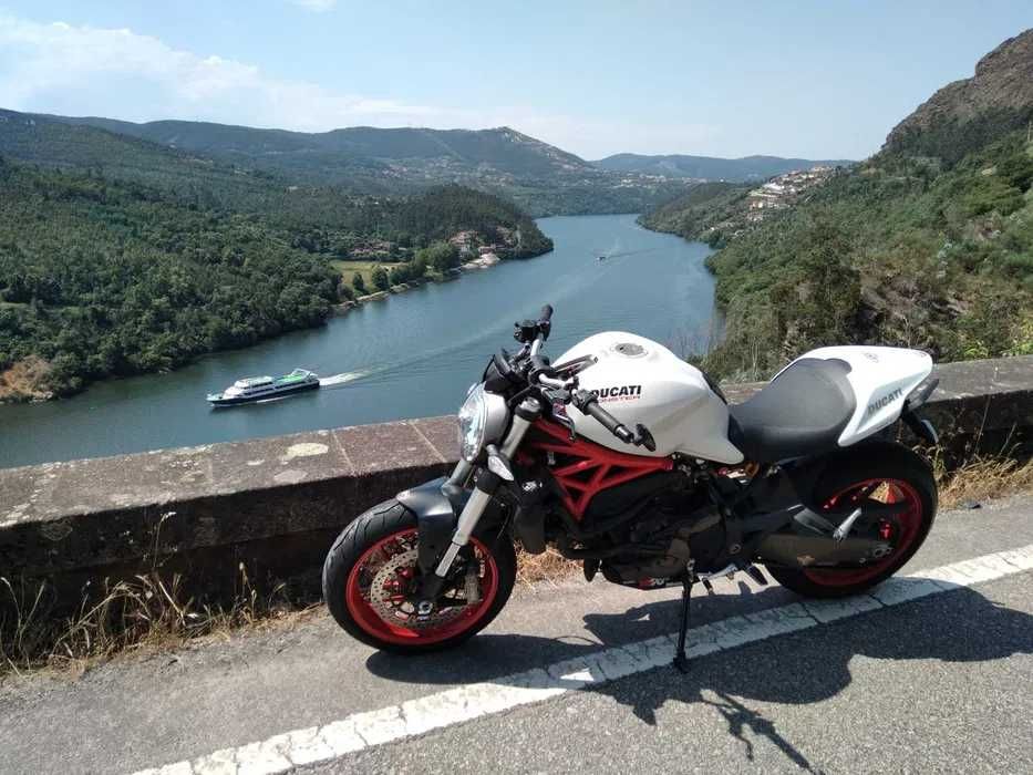 Ducati Monster 821 com Termigioni