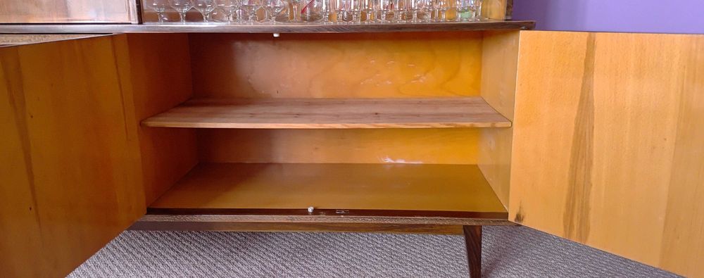 Kredens z połyskiem