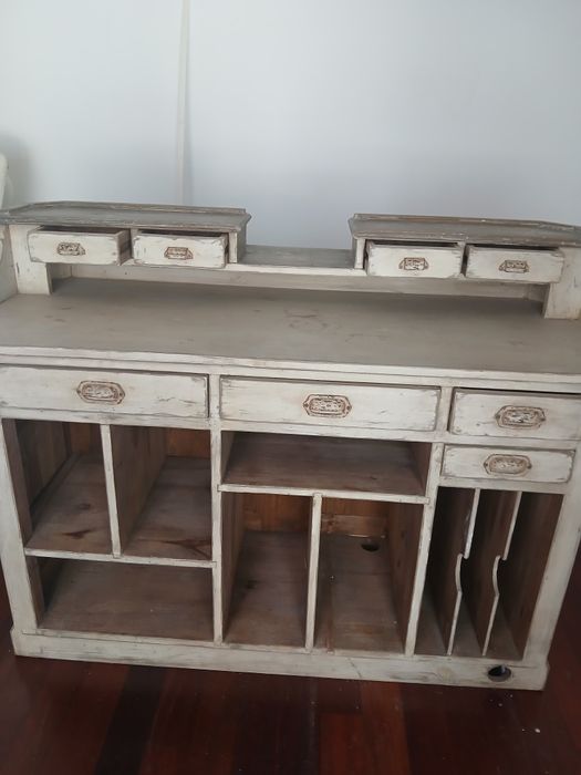 Movel antigo  em madeira macica mede1.55 comp x 63 larg x 1.13 altura