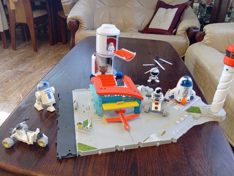 Stacja kosmiczna łazik astronauta R2D2 , lotnisko