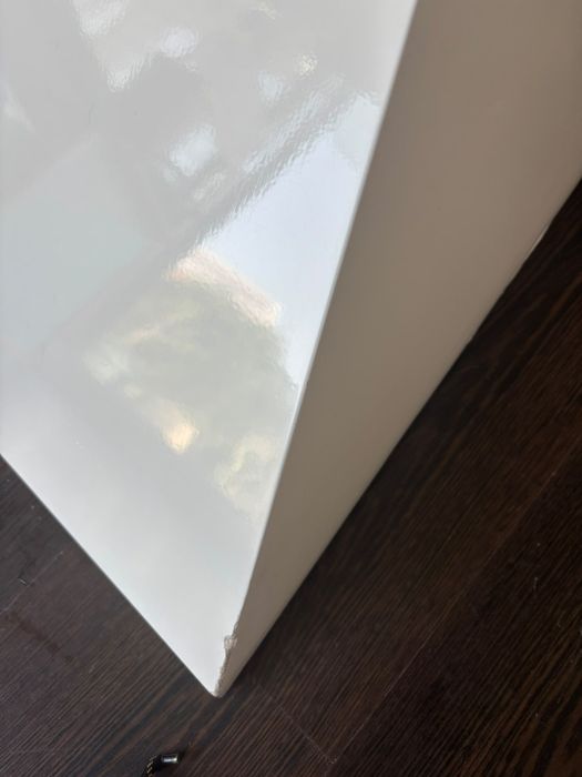 Mesa de vidro temperado com pé lacado branco.