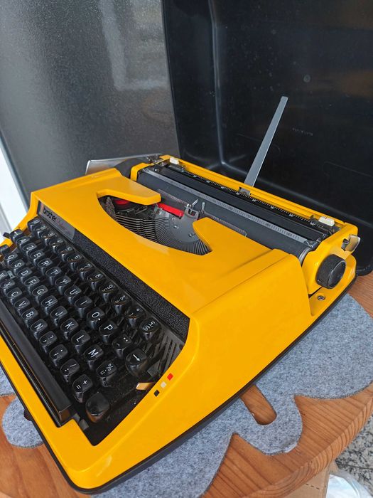 Máquina de escrever Brother Deluxe 800