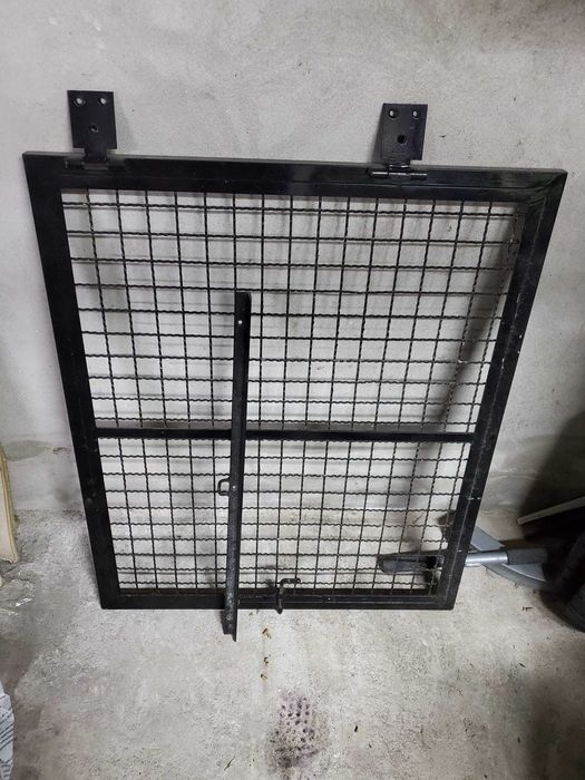 Porta em grade de ferro
