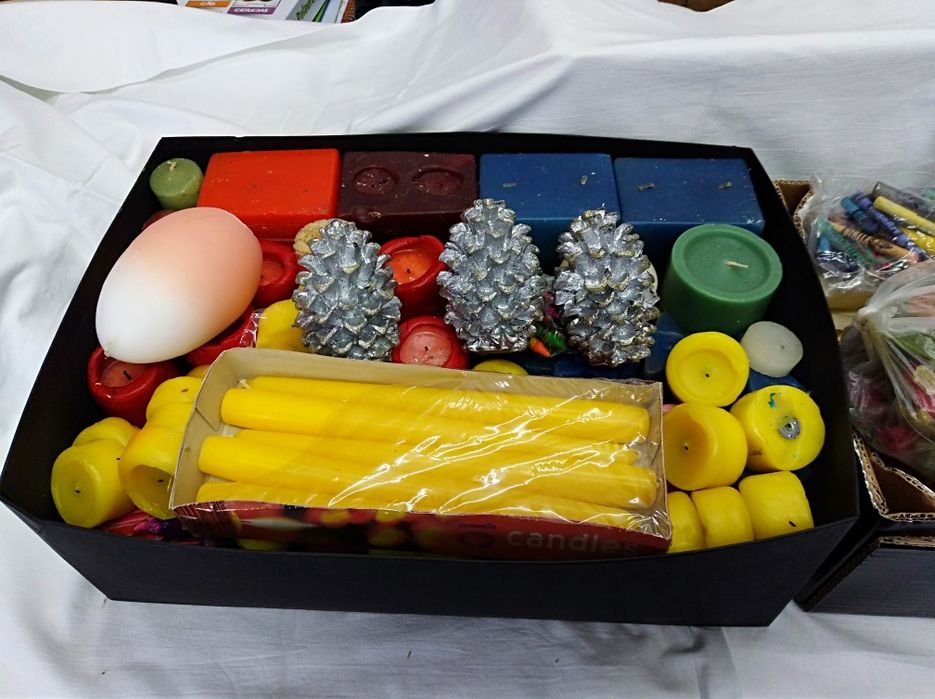 Velas e restos de velas.