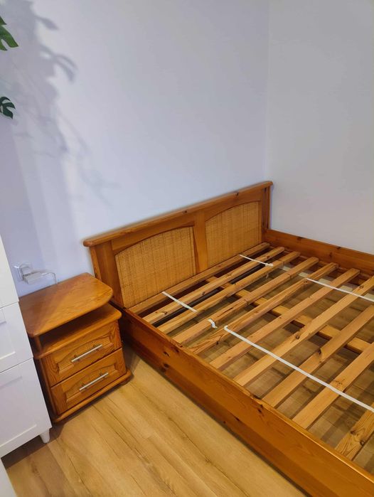 Łóżko z mocnego drewna, solidne, z elementami ratanu, z stolikiem