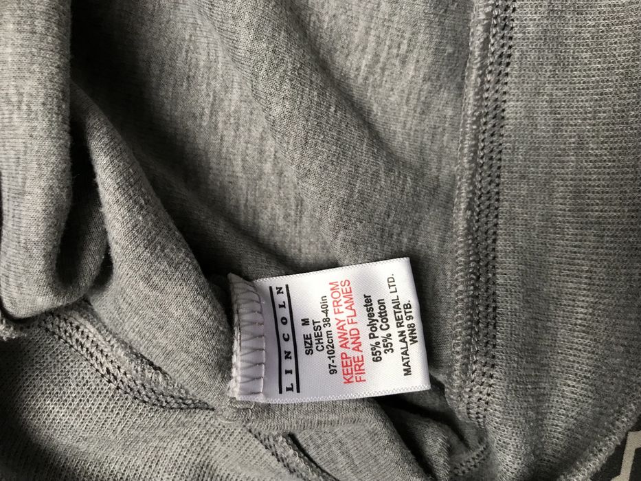 Szary sweter w paski z dekoltem V serek Lincoln M