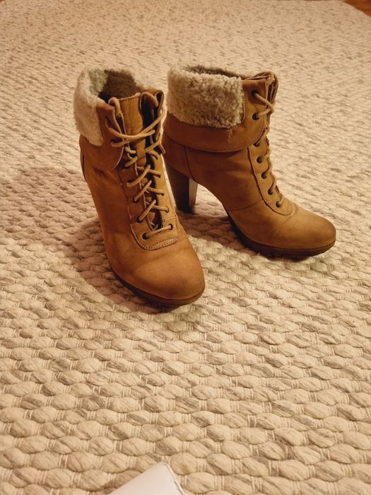 Zamszowe botki na obcasie