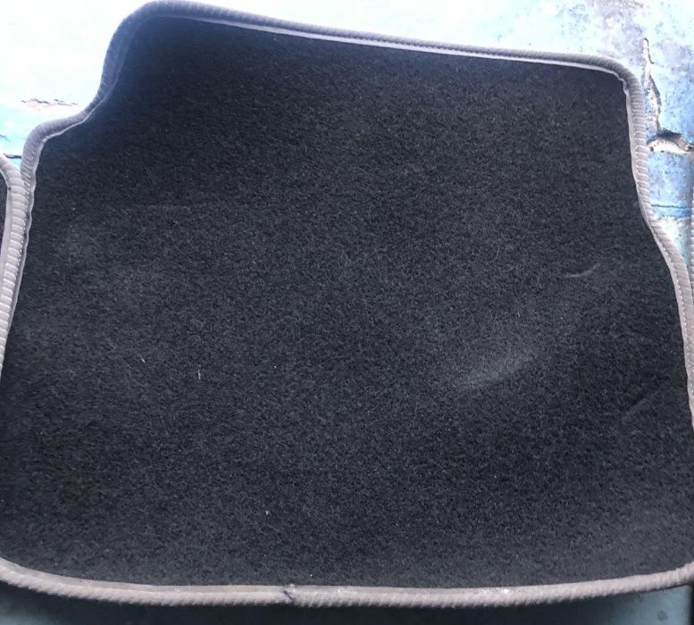 Продам комплект текстильных ковриков для авто