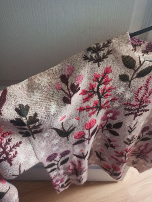 Sweterek kwiaty róż beż. XXL