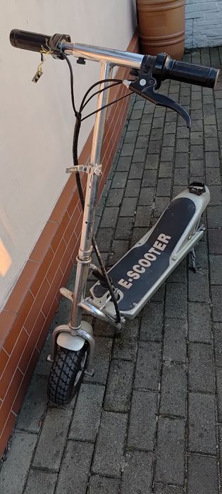 Hulajnoga elektryczna.