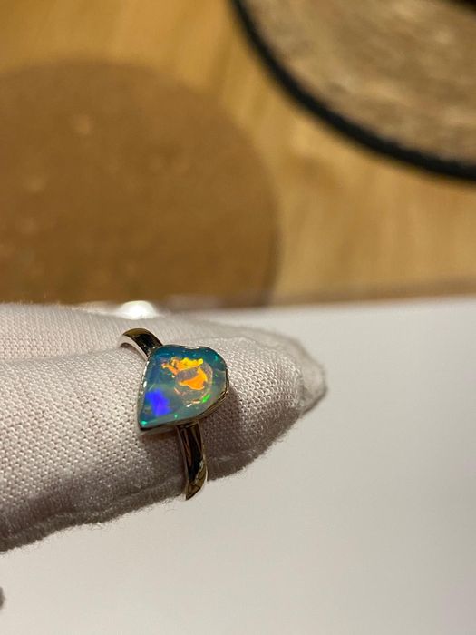 Pierścionek ze srebra z naturalnym opalem