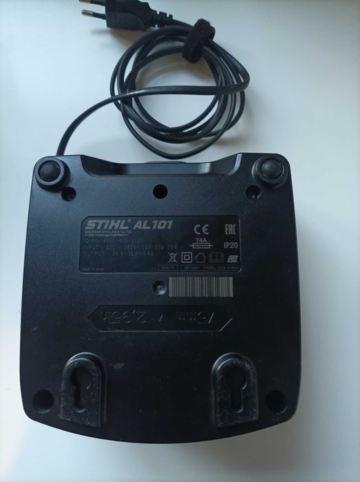 Carregador de baterias STIHL AL 101