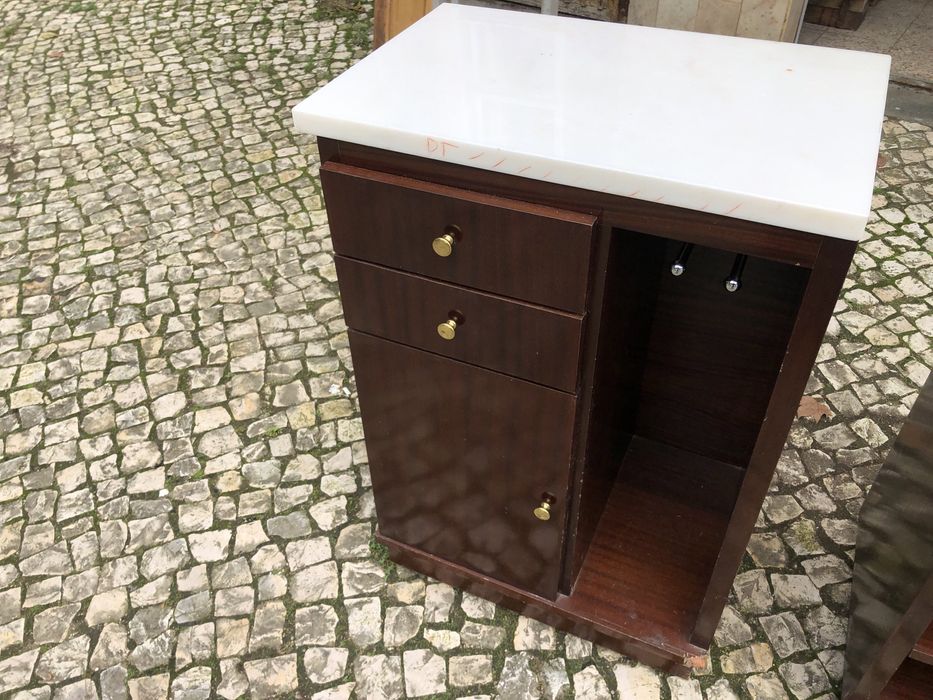 Dois moveis de madeira com tampo em marmore