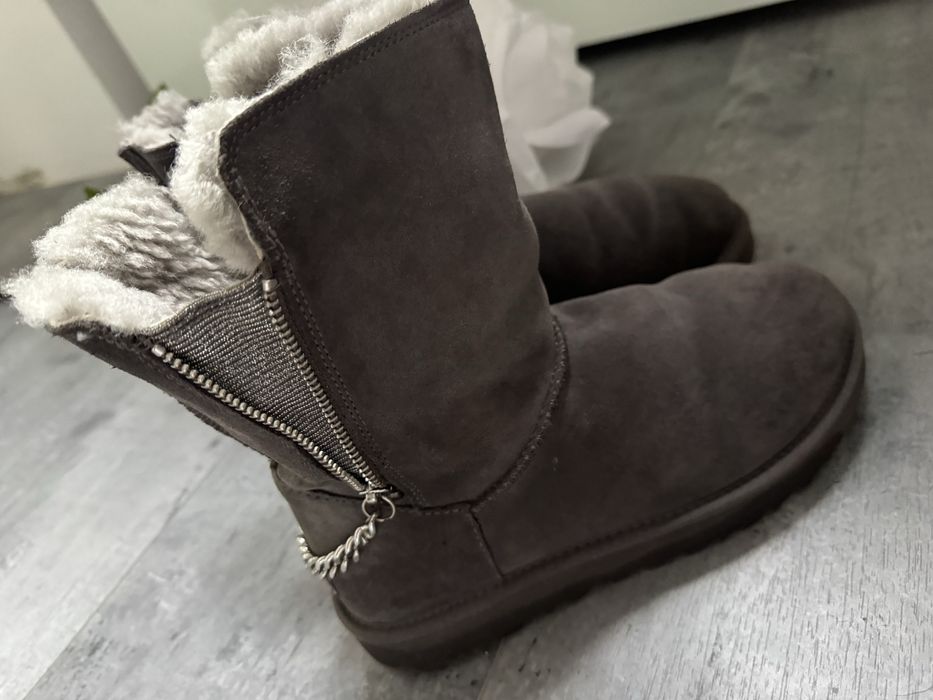 Orginalne  buty UGG model z lancuszkiem . Limitowana edycja