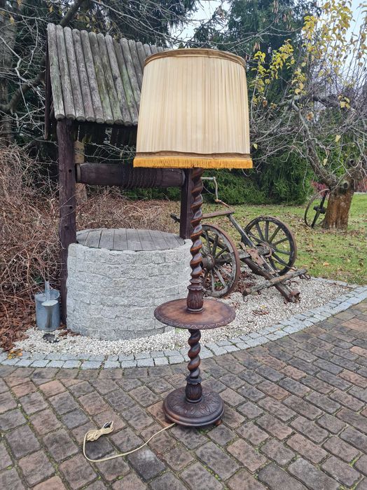 Zdobiona stara Lampa ze stolikiem