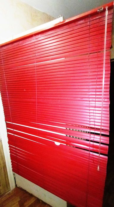 Продам Жалюзи алюминиевые красные 160×110 см — отличное состояние