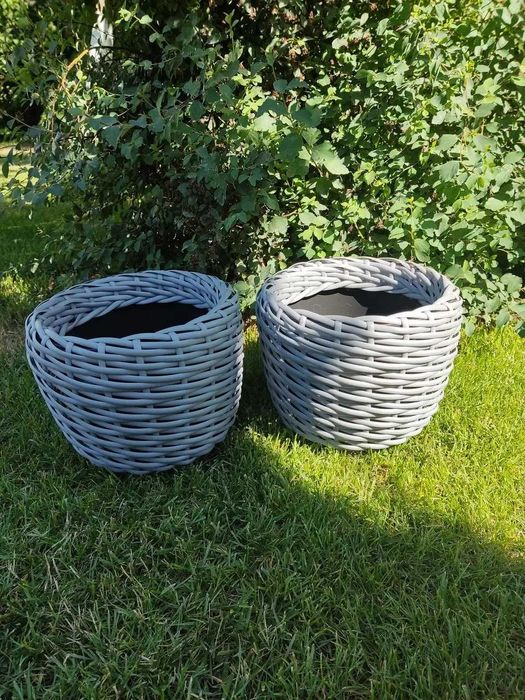 Doniczki wykonane z rattanu