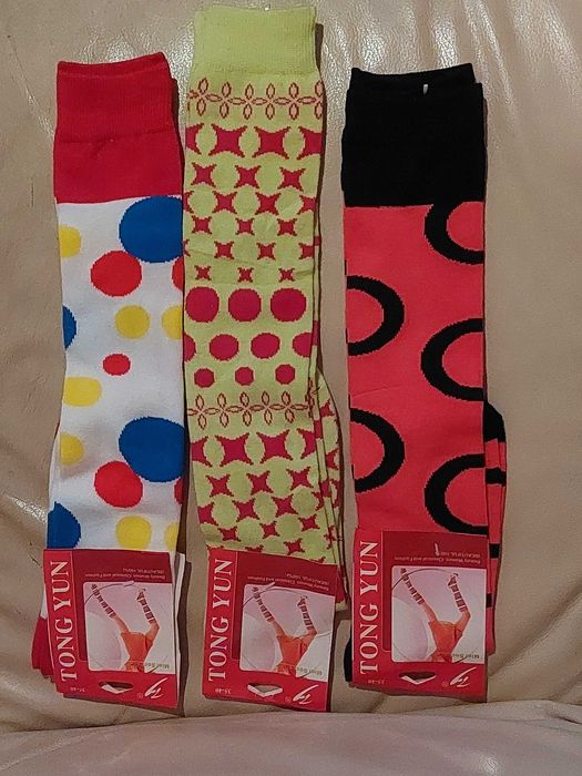 Meias estampadas pelo joelho