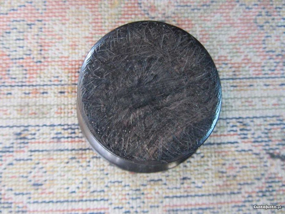 Cinzeiro de pé em Pau-Preto