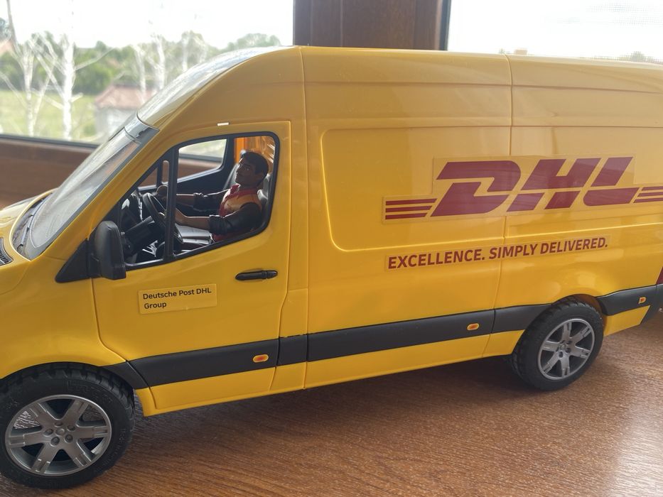 іграшкова модель фургона Bruder MB Sprinter у дизайні DHL, поштове відділення