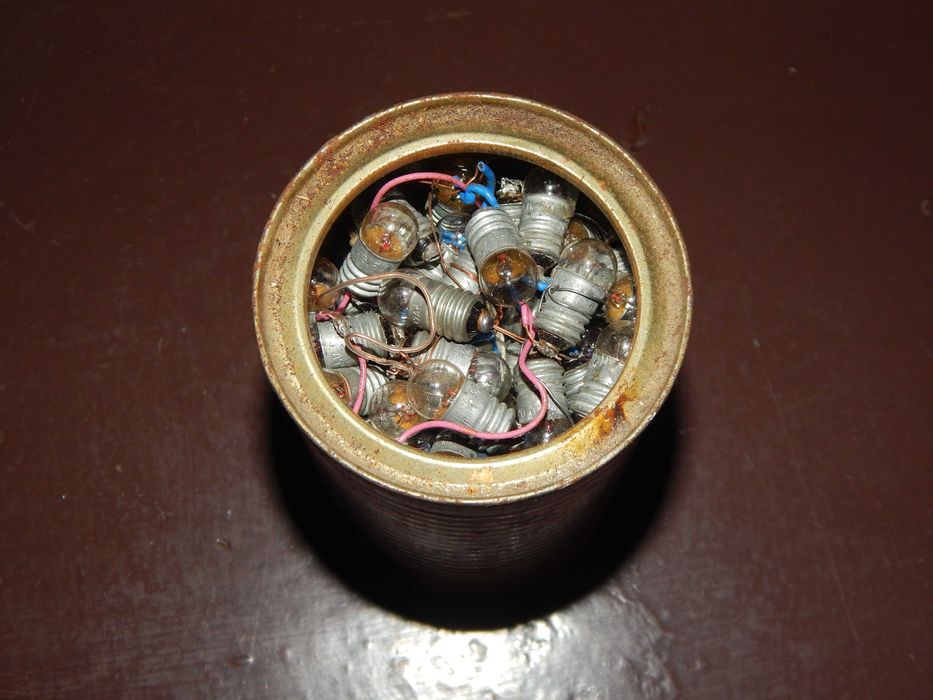 Лампочка лампа маленькая универсальная электрика освещения приборов