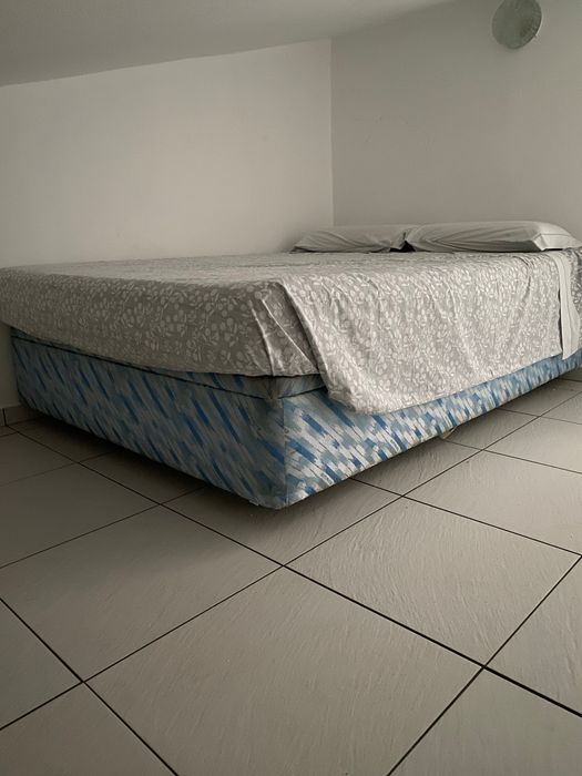 Cama de casal com sommier e colchão de 200x140cm (como novo)