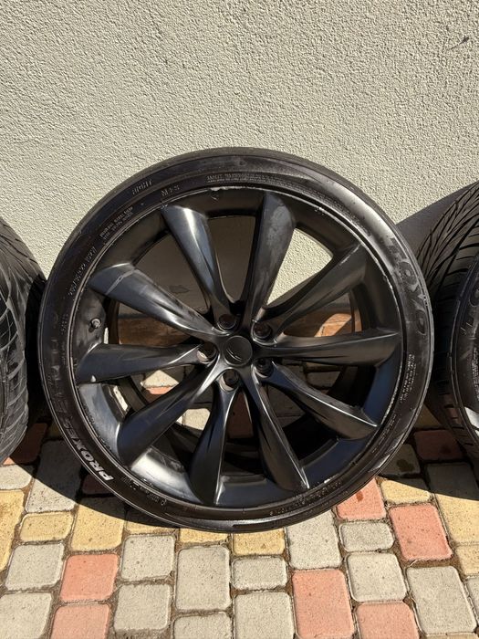 Колеса в зборі з датчиками тиску 5/120 R22 стояли на TESLA X