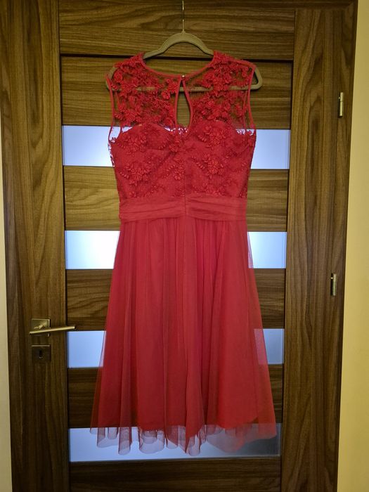 Śliczna, kobieca suknia z koronkami w rozmiarze 44