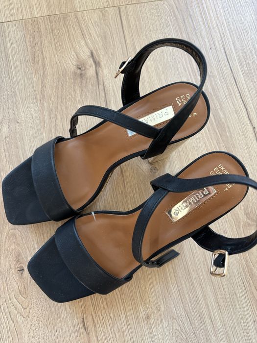 Stylowe sandały na obcasie – platformy z plecionym obcasem