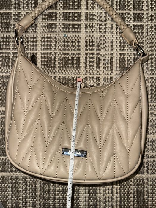 Сумка у трендовому бежевому кольорі