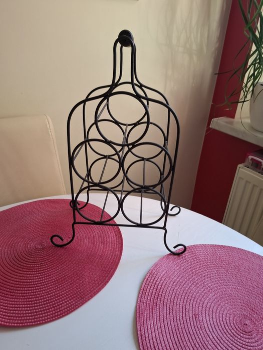 Żeliwny stojak na wino