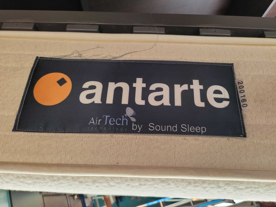 Excelente conjunto de cama com arrumação e iluminação,